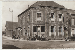 Auneuil  60   Hotel (Braconnier)-Café-Epicerie-Restaurant-Voitures Et Terrasse Tres Animée Avec Pompe A Essence - Auneuil