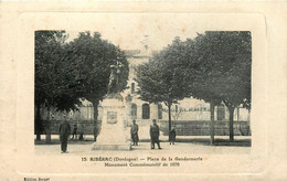 Ribérac * La Place De La Gendarmerie * Le Monument Commémoratif De 1870 - Riberac