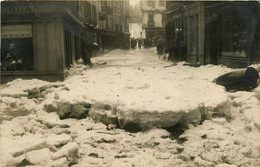 Vannes * Carte Photo * Les Glaces Dans Une Rue De La Ville * Sous La Neige * Chapellerie NICOLAS * 1926 - Vannes