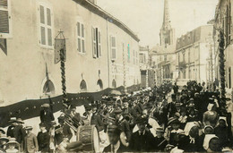 Luçon * Carte Photo * Passage D'une Fanfare Orchestre * Rue * Bannière - Lucon