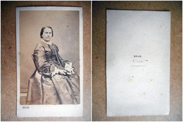 PHOTO CDV 19 EME FEMME ELEGANTE ROBE  MODE   Cabinet BELLE  A SAINT OMER - Ancianas (antes De 1900)
