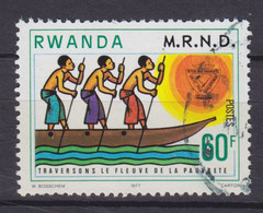 Rwanda 1978 Mi. 943   60 Fr Nationale Revolutionäre Entwicklungsbewegung Paddling Over River Fluss (used) - Oblitérés