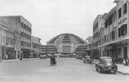 ¤¤  -   CAMBODGE   -  Carte-Photo  -  Rue Vers Le Nouveau Marché  - Voiture " Peugeot 203 "       -   ¤¤ - Cambodge