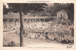 63-VOLVIC- UN CHANTIER DE TAILLEUR DE PIERRES - Volvic