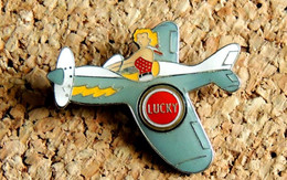 Pin's PIN-UPS - Cigarettes LUCKY STRIKE Avion - Verni époxy - Fabricant EOLE - Pin-ups