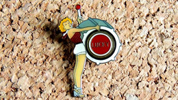 Pin's PIN-UPS - Cigarettes LUCKY STRIKE Grosse Caisse à La Fanfare - Verni époxy - Fabricant EOLE - Pin-ups