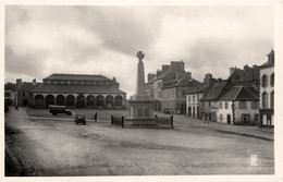 Landivisiau * La Place De L'église * Le Monument Aux Morts Et Le Marché Couvert * Les Halles - Landivisiau