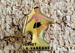 Pin's PIN-UPS - Majorette Du Vernet La Varenne 63 - Verni époxy - Fabricant Inconnu - Pin-ups