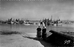 Lesconil * Vue Sur Le Port * Femmes Du Pays En Coiffe * Bateaux Pêche - Lesconil