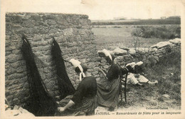 Lesconil * Ramardeuses Raccommodeuses De Filets De Pêche à La Langouste * Femmes Du Pays En Coiffe - Lesconil