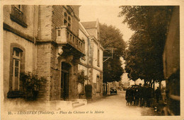 Lesneven * La Place Du Château Et La Mairie * Hôtel De Ville - Lesneven
