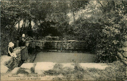 Loctudy * Le Lavoir De Kergolven * Laveuse * Femme Du Pays En Coiffe - Loctudy