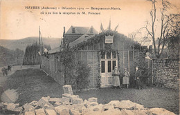 08 - Haybes - Entrée Du Baraquement-Mairie Animée Où A Eu Lieu La Réception De M.Poincaré - Déc 1919 - Andere Gemeenten
