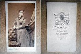 PHOTO CDV 19 EME JEUNE FEMME CHIC  ROBE  MODE   Cabinet PIERRE PETIT A PARIS - Ancianas (antes De 1900)