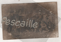 CARTE PHOTO D'UN GROUPE DE MILITAIRES AVEC N° 113 SUR LE KEPI - Oorlog 1914-18