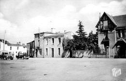 Boussay * Place De L'église * Autos - Boussay