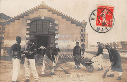 51  Reims - Les Soldats Français Nettoient - Carte Photo - 1908 - Reims