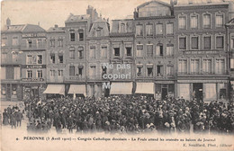 80  Peronne - Congrès Catholique Diocésain - La Foule Attend Les Orateurs Au Balcon Du Journal 1910 - Peronne