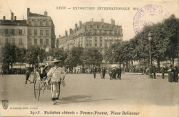 Lyon * 2ème * Exposition Internationale * 1914 * Place Bellecour * Rickshas Chinois ( China Chine ) * Pousse Pousse - Lyon 2