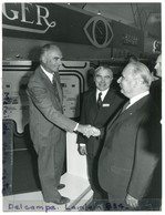 - Grande Photo - Georges POMPIDOU, 1972, Salon De L'automobile, Stand Compteur Jaeger, Peugeot 504, TTBE, Scans . - Automobiles