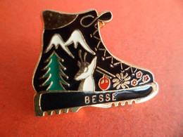 Pins Alpinisme Chaussures De Randonnée BESSE - Puy-de-Dôme -  Signé 2 Inversé - Alpinism, Mountaineering