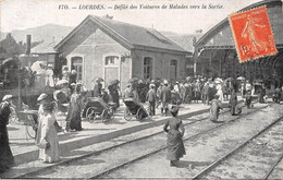 65-LOURDES-DEFILE DES VOITURES DE MALADES VERS LA SORTIE - Lourdes