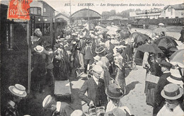 65-LOURDES-LES BRANCARDIERS DESCENDANT LES MALADES - Lourdes