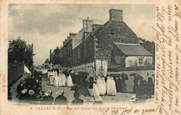 Callac * La Rue Des Portes Un Jour De Fête Dieu * Défilé Procession Fête Religieuse - Callac