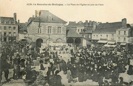 La Guerche De Bretagne * La Place De L'église Un Jour De Foire * Marché Marchands - La Guerche-de-Bretagne