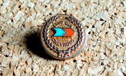 Pin's AUTOMOBILE SPORT F1 - Essence CHEVRON : Club Des Chevrons - émaillé à Froid époxy - Fabricant Inconnu - F1