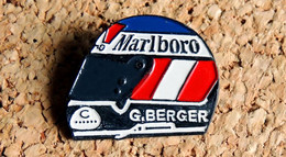 Pin's AUTOMOBILE SPORT F1 - Casque G BERGER Cigarettes MARLBORO FERRARI - Peint Cloisonné - Fabricant Inconnu - F1