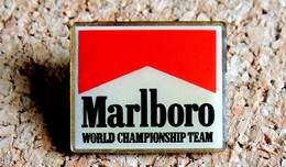 Pin's AUTOMOBILE SPORT F1 - Cigarettes MARLBORO World Championship Team - Verni époxy - Fabricant Inconnu - F1