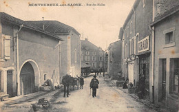 88 - Monthureux-sur-Saône - Rue Des Halles Subtilement Animée - Attelage - Monthureux Sur Saone