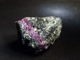 Corundum ( Var.Ruby) With Zoisite Quartz Matrix ( 2 X 1.5 X 1.5 Cm ) - Mundarara Mine - Arusha - Tanzania - Minerals