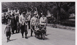 AK Foto Umzug Uniformierte - Schubkarre Mit MG - Brauchtum - Ca. 1950 (54351) - Personaggi