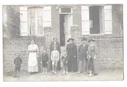 LE CROTOY (80) Carte Photo Groupe De Personnages Devant Une Habitation Gros Plan - Le Crotoy