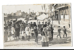 PERONNE (80) Carte Photo Fete Religieuse Défilé Belle Animation - Peronne