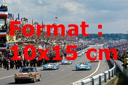 Reproduction D'une Photographie Ancienne D'une Matra Simca MS670 Derrière La Porsche 91 aux 24 Heures Du Mans De 1972 - Reproductions