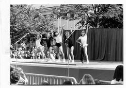 Grande Photo De Jeune Fille Dansant Devant Un Public Dans Une école En 1980 - Persone Anonimi