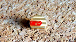 Pin's Miniature AUTOMOBILE SPORT F1 - A PROST Casque Marque PROST - Métal Doré  - Fabricant Inconnu - F1