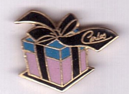 Z148 Pin's CADEAU Prénom CARLOS  Achat Immédiat - Parfums