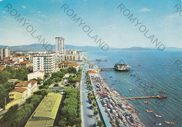 CARTOLINA  FOLLONICA, GROSSETO, TOSCANA,VISLE LUNGOMARE,SPIAGGIA E IL PICCOLO MONDO,VACANZA,BARCHE A VELA,VIAGGIATA 1974 - Massa