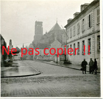 PHOTO FRANCAISE - OFFICIERS DANS UNE RUE PRES DE LA CATHEDRALE DE SOISSONS AISNE - GUERRE 1914 1918 - 1914-18