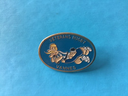 Rare Pin’s Zamac VÉTÉRANS RUGBY VANNES BRETAGNE - Rugby