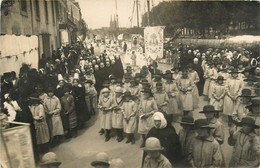 Quimper * Carte Photo * Fête Ou Procession * Banière " Patronage L'enfant Jésus " Garage Renault * Photographe VILLARD - Quimper