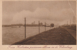 'Twee Zeebooten Passeeren Elkaar In De Velserbrug', Spoorbrug, Scheepvaart, Papierfabriek (vouw Rechtsboven) - IJmuiden