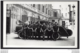 Photo Format Cpa Pompiers Un Groupe En Camion à La Caserne - Feuerwehr