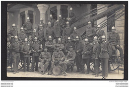 CPA Carte Photo Pompiers Un Groupe à La Caserne - Bombero