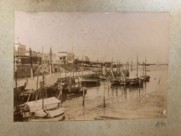 Royan * Photo Albuminée Circa 1896 * Café Des Bains , Remblai , Port , Bateaux De Pêche - Royan