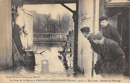 Châlons Sur Marne          51          Inondations  1910.  Une Cour, Chemin Du Barrage      (voir Scan) - Châlons-sur-Marne